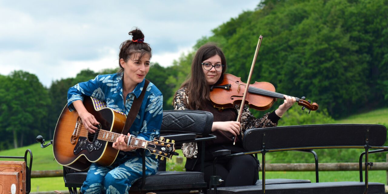 Schauspielerin Viola von Scarpatetti musiziert