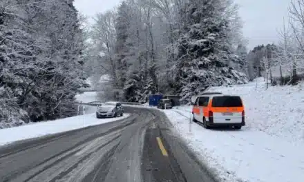 Auf schneebedeckter Strasse verunfallt
